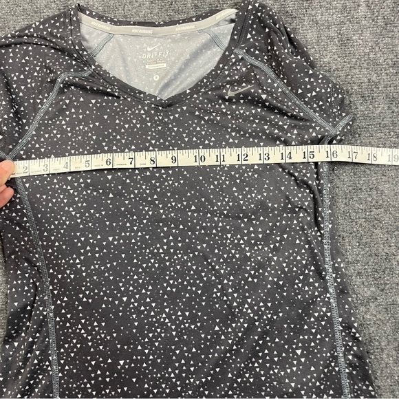NIKE Women’s Dri-Fit Running V-Neck Athletic T-Shirt black/white pattern Small - Picture 7 of 8